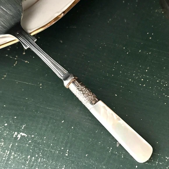 Antique Silver Plate Pie/Cake Server Pearl Handle - Picture 2 of 5